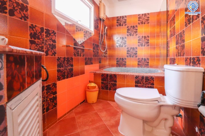 บ้านเดี่ยวทำเลโชคชัย 4 ซอย 56 หลังใหญ่พร้อมอยู่ เนื้อที่ 101 ตร.ว. พร้อมฟังก์ชันที่เหนือกว่าด้วย 5 ห้องนอน 5 ห้องน้ำ ต่อเติมเต็มทั้งหลัง บนทำเลสุดโดดเด่น! พร้อมเชื่อมต่อหลายเส้นทาง ใจกลางแหล่ง Community Mall ชั้นนำมากมาย ใกล้รถไฟฟ้าสายสีเหลือง "โชคชัย4" และทางด่วน "ฉลองรัช"